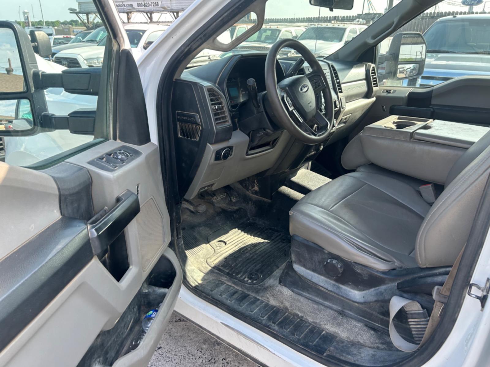 2019 White Ford F-250 SD Lariat Crew Cab Long Bed 2WD (1FT7W2A60KE) with an 6.2L V8 OHV 16V engine, 6A transmission, located at 1687 Business 35 S, New Braunfels, TX, 78130, (830) 625-7159, 29.655487, -98.051491 - Photo #4